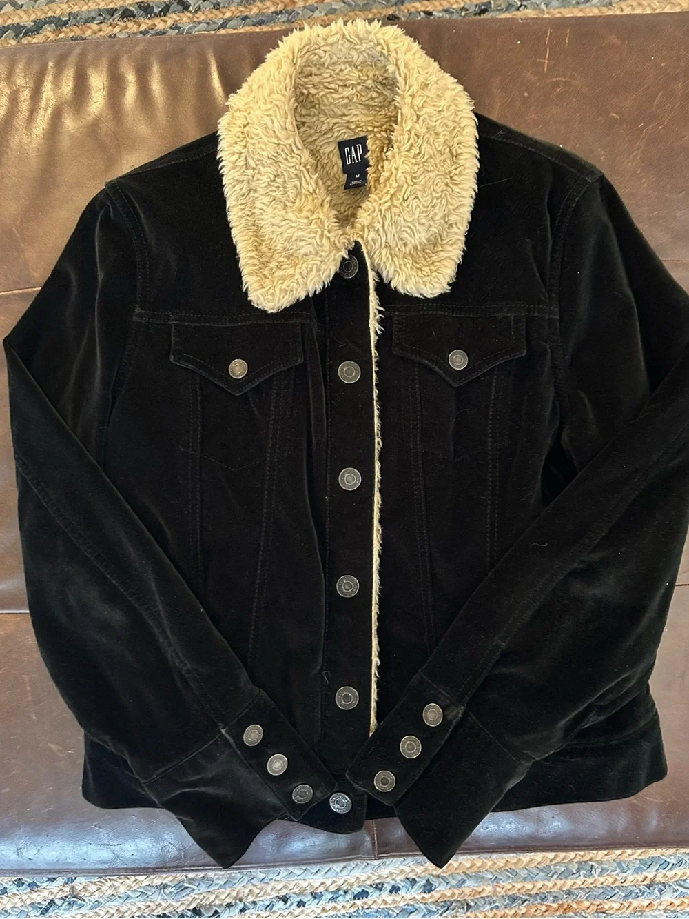 Y2K GAP Women’s Black Velvet Trucker Jacket with beige Sherpa lining/collar